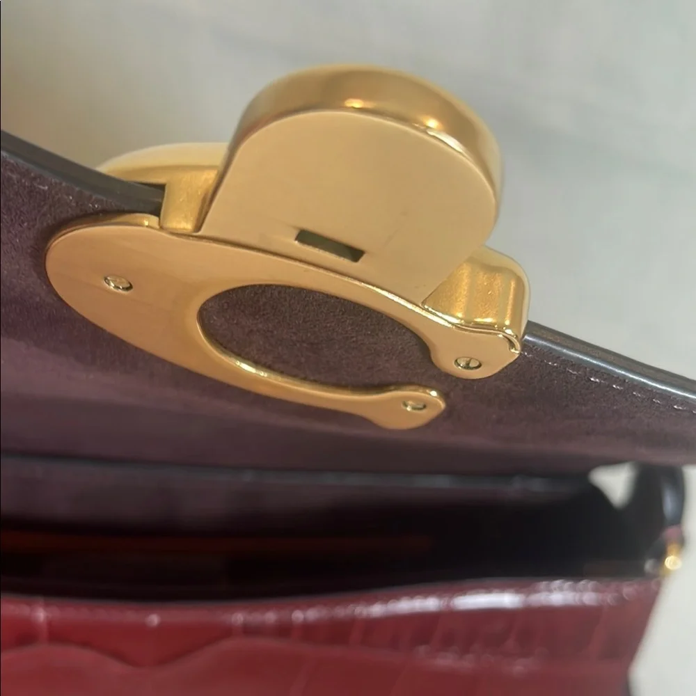 Elegant Burgundy Croc-Embossed Shoulder Bag - Picture 10 of 13